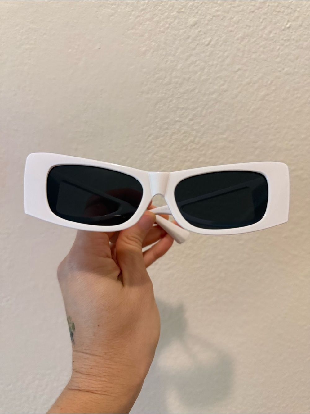 White Rectangular Fashion Sunglasses - Sleek Women's Shades - Picture 2 of 8